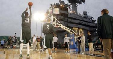 In attesa della NBA, la NCAA inaugura la stagione sulla portaerei USS Carl Vinson 