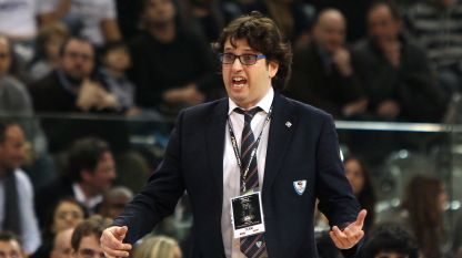 Coach Trincheri rimprovera Cantù dopo il k.o con Casale