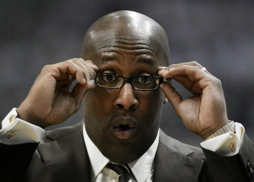 Mike Brown lascia la panchina dai Lakers prima della fine