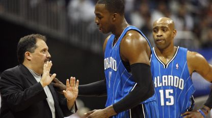 Nba, superdoppia di Howard salva il suo coach