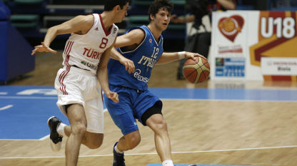 La Nazionale Under 18 contro la Svezia sul ponte portaerei Cavour