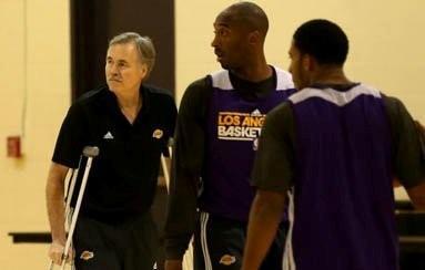 Mike D’Antoni primo allenamento Lakers con le stampelle