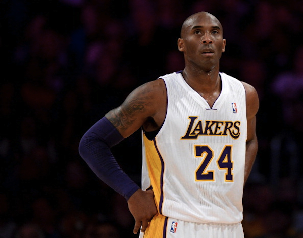 Kobe Bryant riceve la maglia dell'Italia, l'omaggio ad una stella