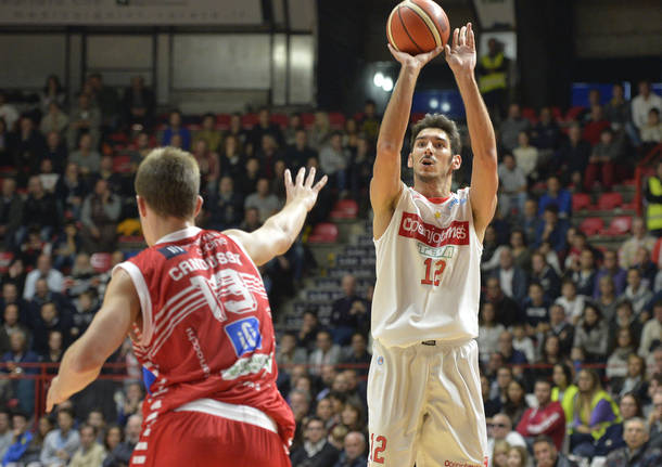 Serie A basket, riprendono a correre Varese e Cantù